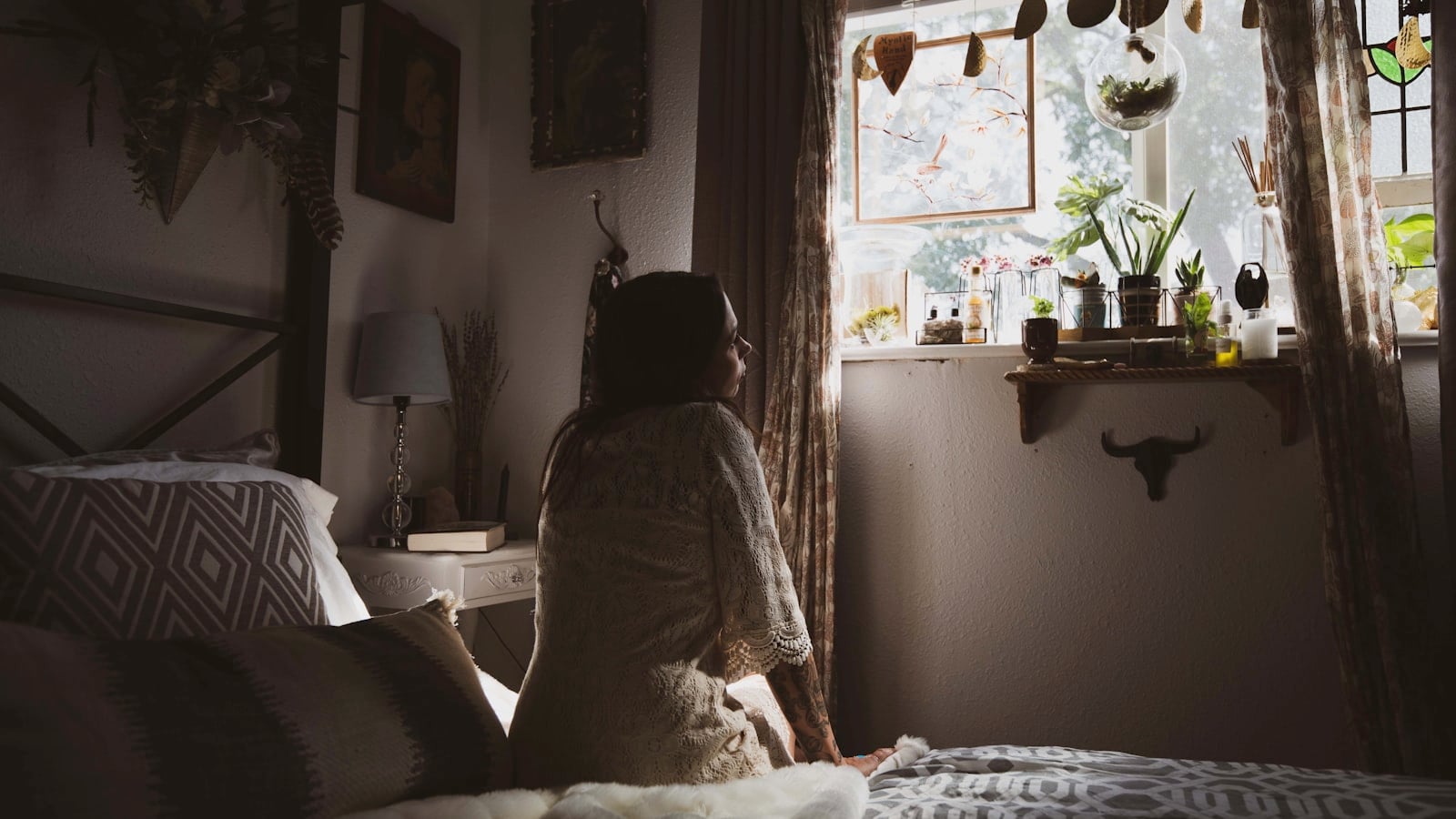 Moody Boho Bedroom 2026: Cara Menata Kamar Bernuansa Hangat, Dramatis, dan Tetap Nyaman