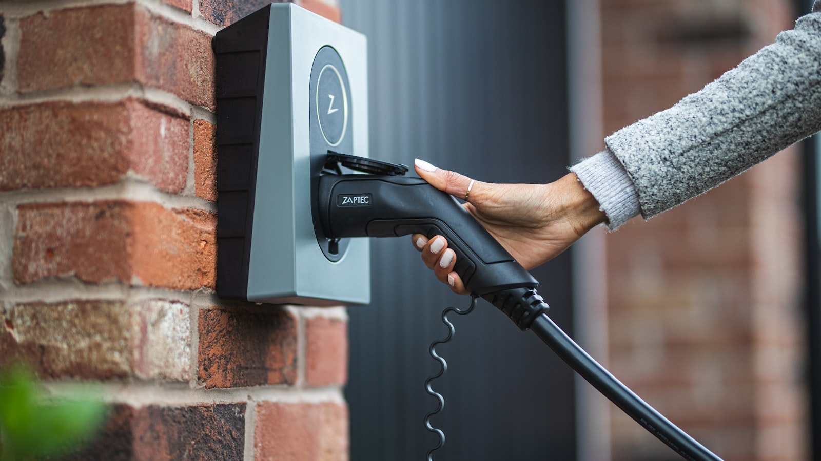 EV Charger di Rumah Tanpa Upgrade Panel? Panduan Load Management yang Mulai Naik Daun di 2026