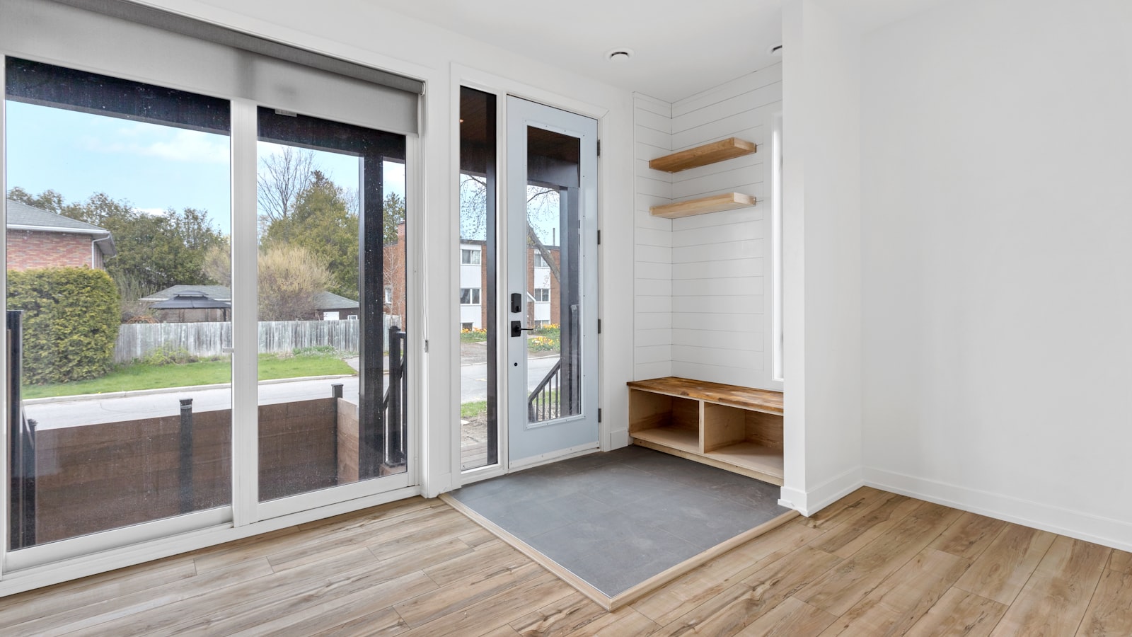Mudroom Minimalis 2026: Cara Renovasi Area Transisi Rumah Biar Tidak Jadi Tempat Numplek Sepatu dan Barang