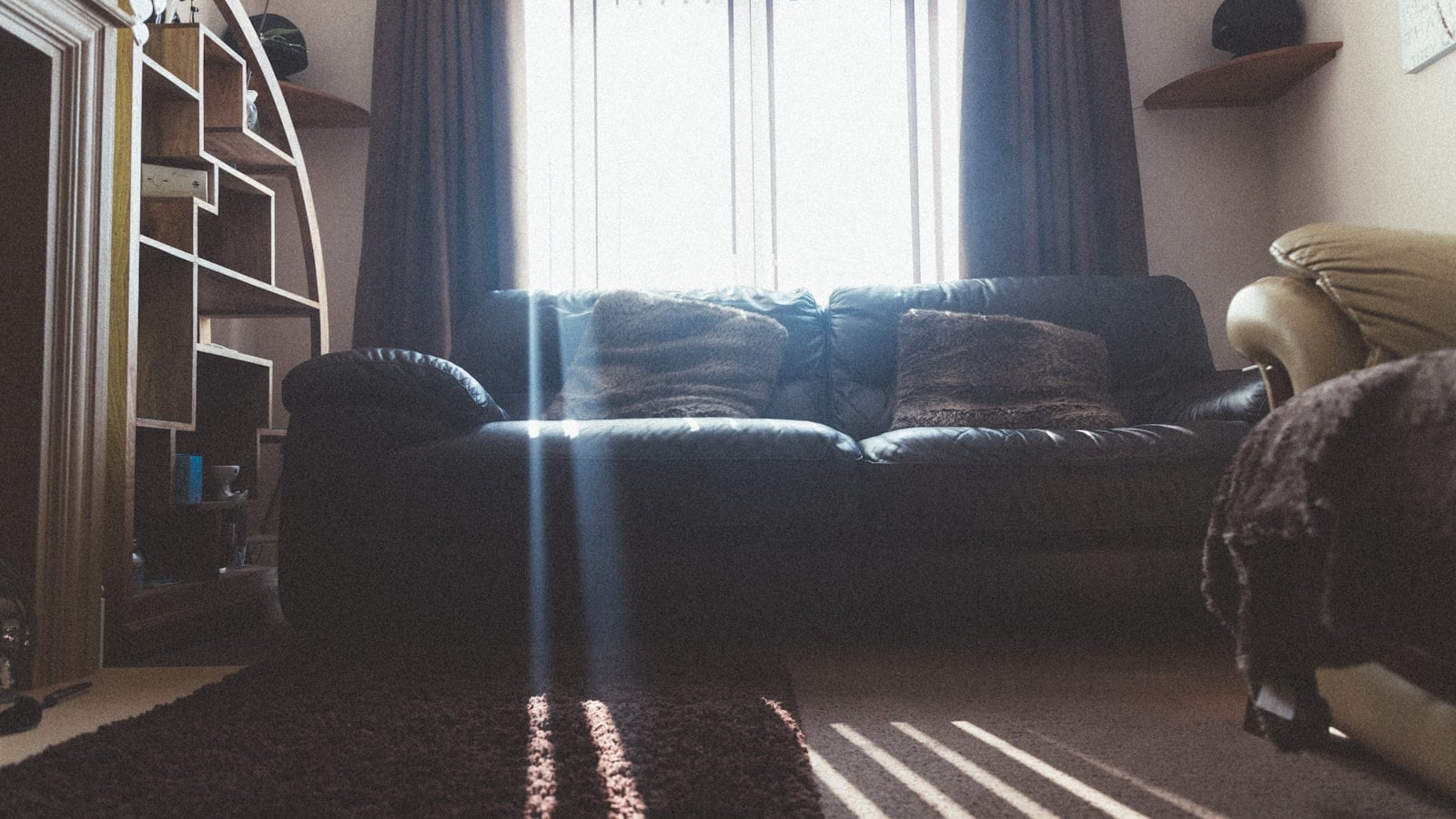 Aubergine Living Room 2026: Cara Menata Ruang Tamu Ungu Terong agar Terasa Hangat, Modern, dan Tidak Berlebihan