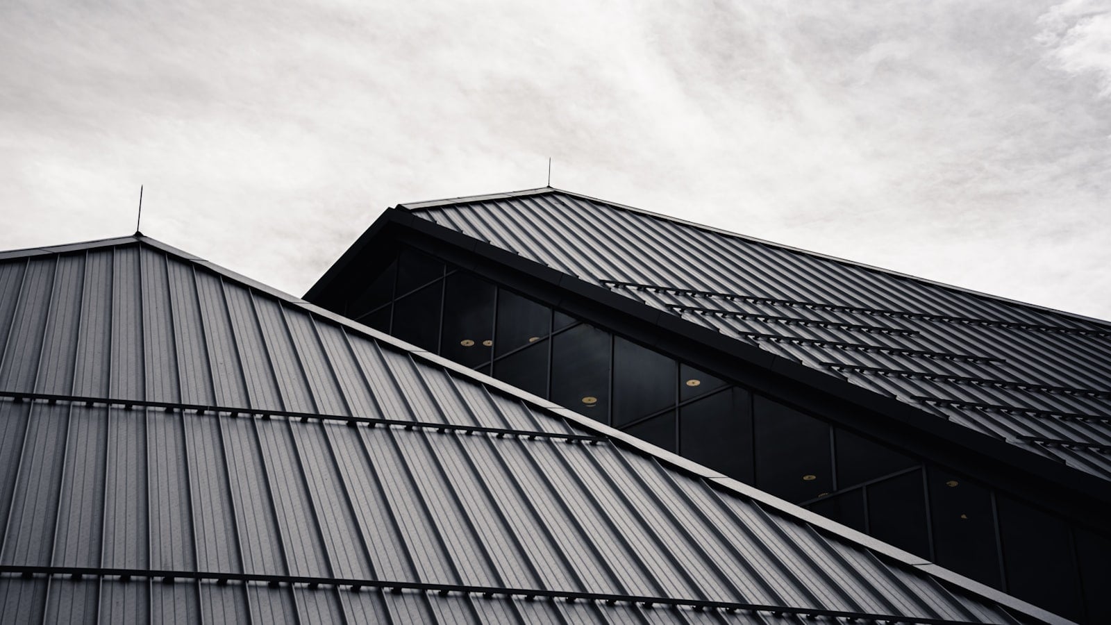 Metal Roof Accent untuk Fasad Rumah: Tren Home Exteriors 2026 yang Modern, Tahan Cuaca, dan Nggak Pasaran