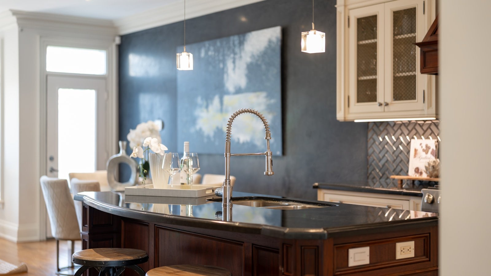 Renovasi Curved Kitchen Island 2026: Cara Membuat Dapur Terasa Lebih Hangat, Mengalir, dan Premium