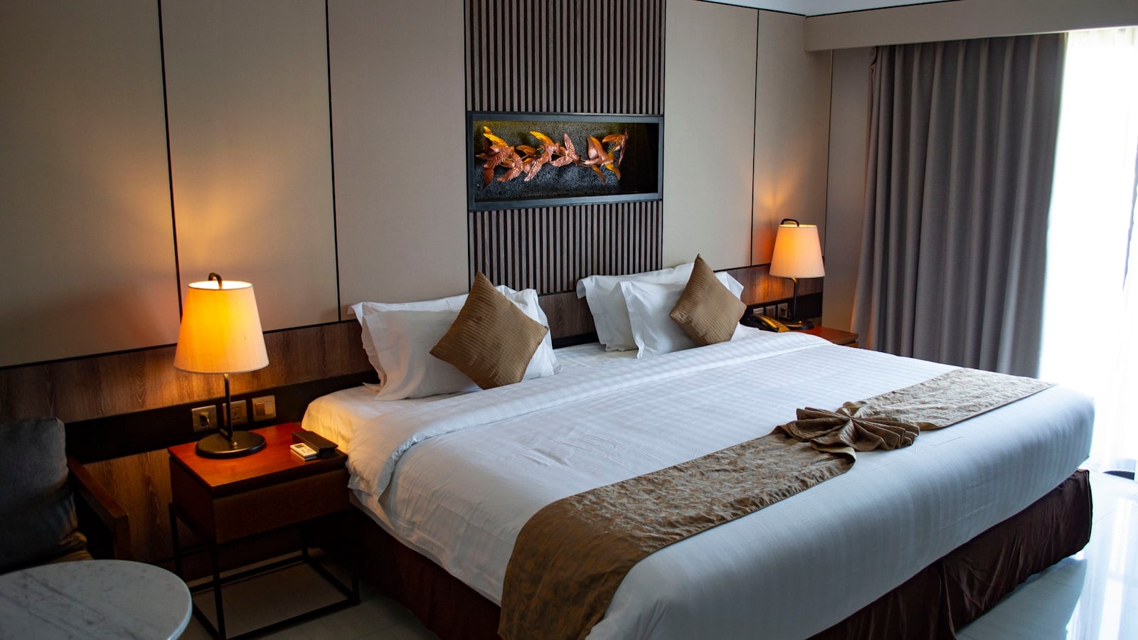 Suite-Style Bedroom 2026: Cara Menata Kamar Tidur dengan Lounge Kecil agar Terasa Lebih Nyaman dan Mewah