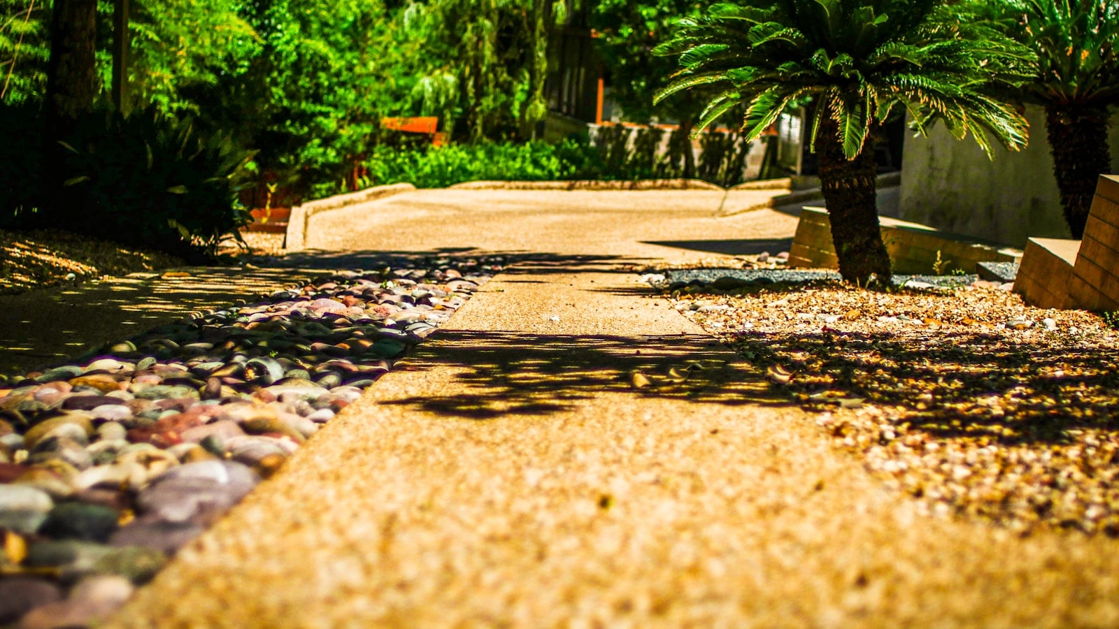 Driveway Ribbon untuk Fasad Rumah: Tren Home Exteriors 2026 yang Bikin Depan Rumah Lebih Rapi dan Modern