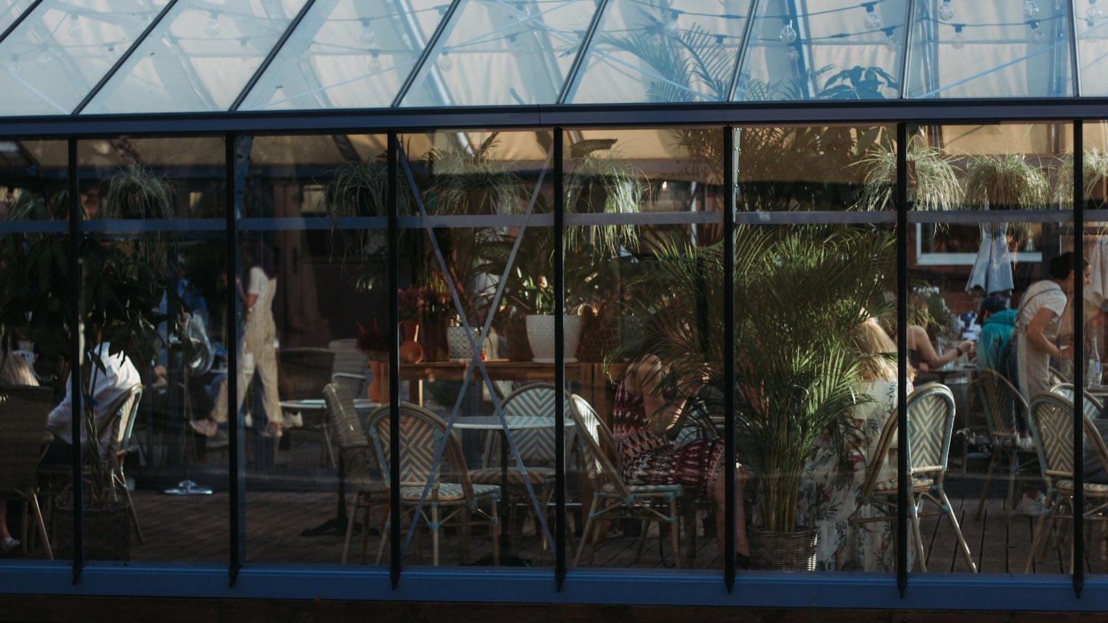 Outdoor Rooms dengan Dining Greenhouse 2026: Cara Membuat Ruang Makan Kaca yang Nyaman, Cerah, dan Multifungsi