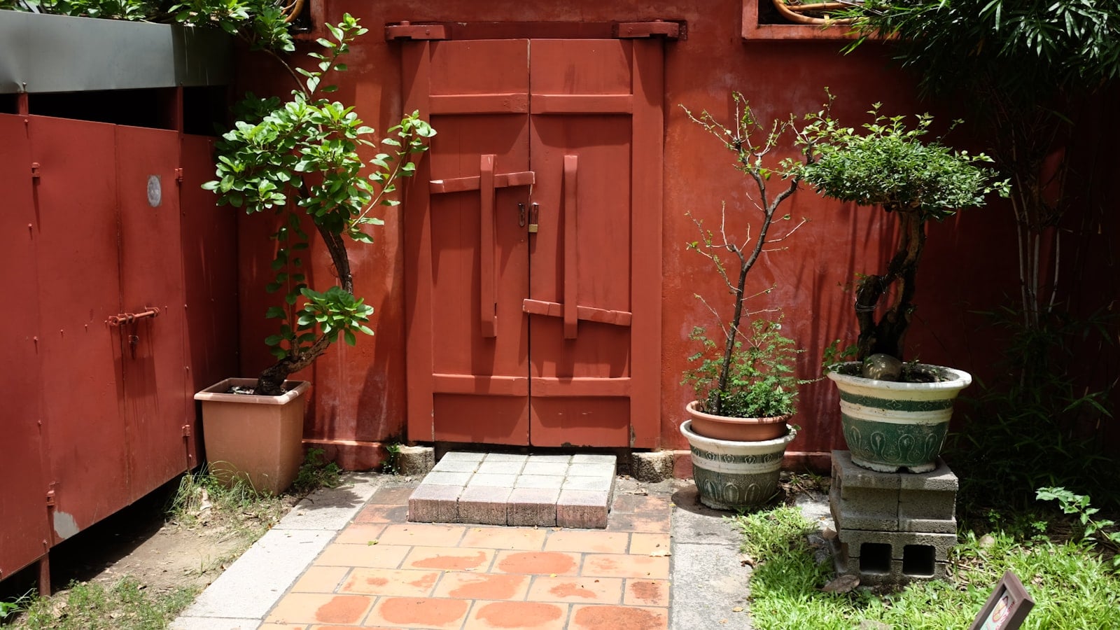 Front Door Warna Terra Cotta: Tren Home Exteriors 2026 yang Hangat, Berkarakter, dan Tidak Pasaran