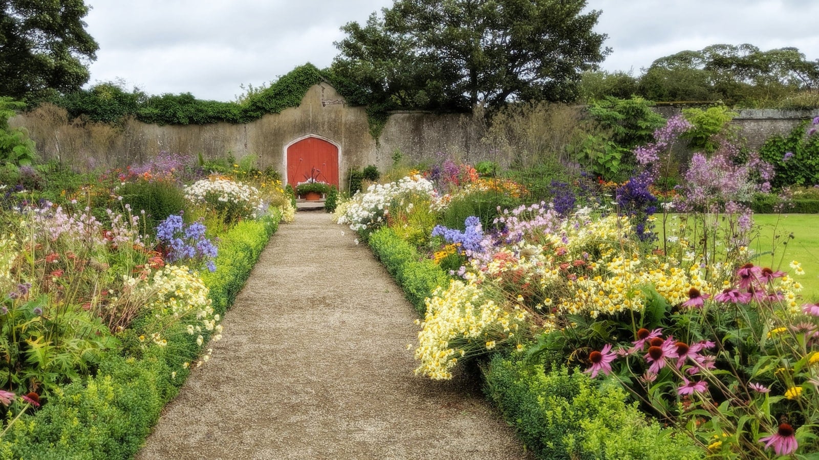 Gravel Border Garden untuk Fasad Rumah: Tren Home Exteriors 2026 yang Rapi, Hemat Air, dan Mudah Dirawat